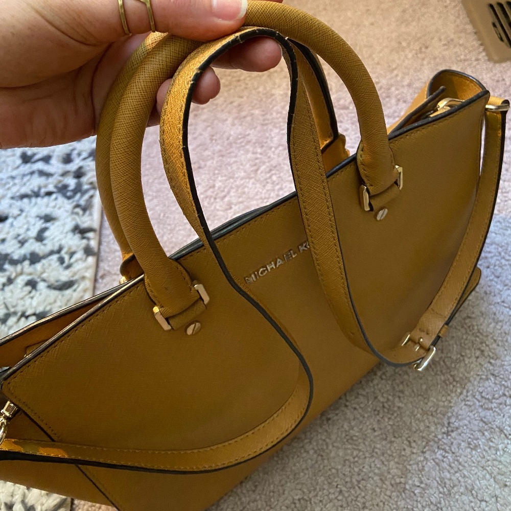 Michael Kors Large Saffiano Selma in Tan - Picture 4 of 5